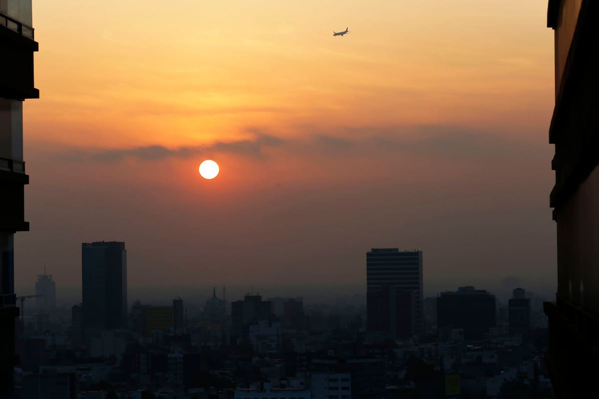 Smog cubre a la Ciudad de México. Desde el Pacífico Sur hasta el borde del Círculo Ártico, los estudiantes movilizados de boca en boca y en las redes sociales faltan a clase el viernes para protestar contra la inacción sobre el cambio climático y el aumento de los niveles de contaminación del aire q