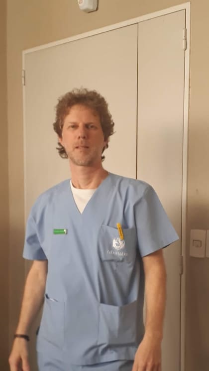 Sneibrum atiende en su consultorio particular de Almagro y es jefe de servicio de kinesiología del hogar de adultos mayores "Le Dor Va Dor"