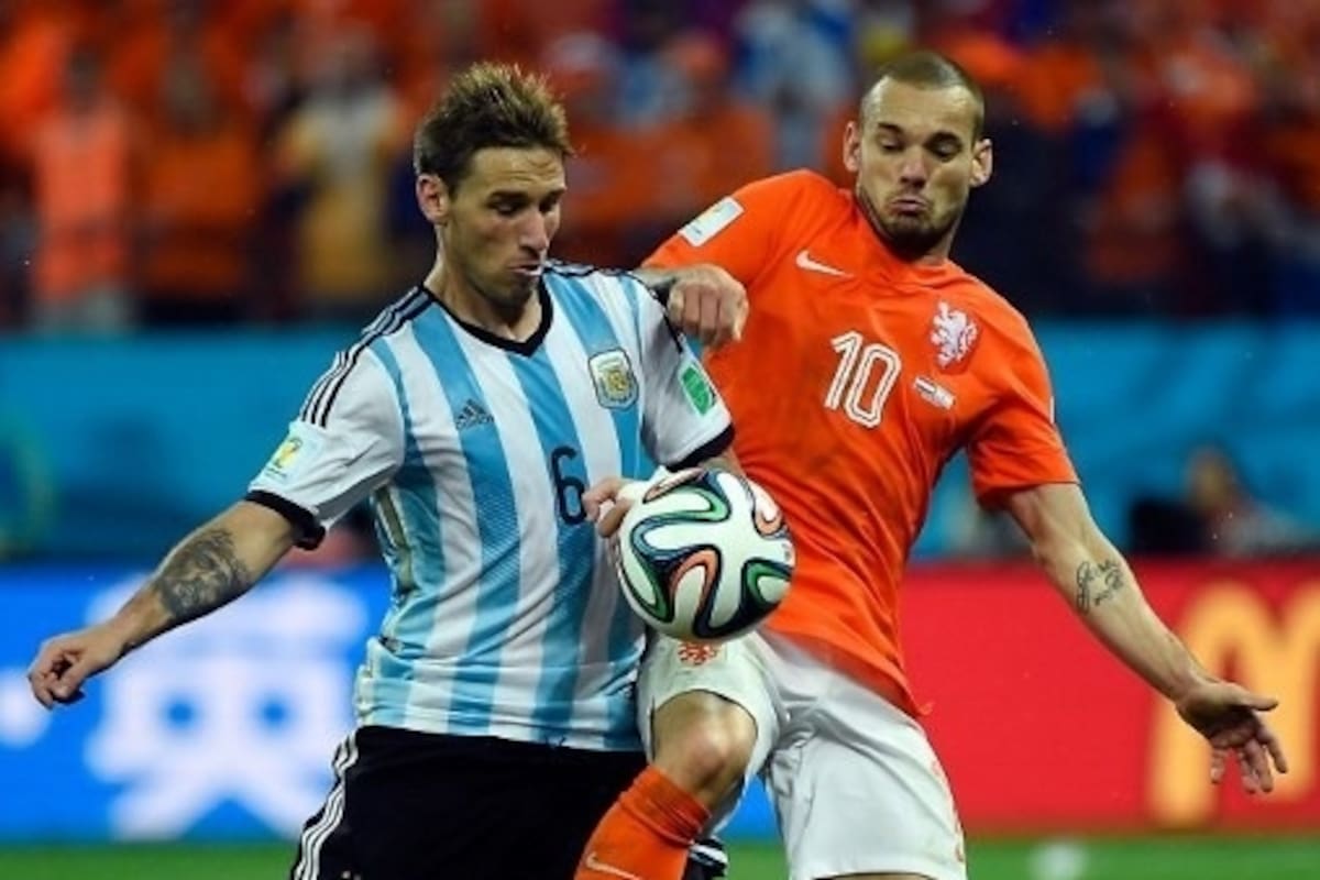 Sneijder, atacante de Holanda, mandado por Van Gaal para que tape a Lucas Biglia; fue en el Mundial de Brasil 2014