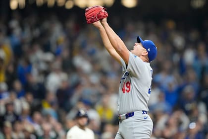 Snell brilla y Dodgers aguantan en la 9na para vencer 2-1 a Cerveceros en inicio de la SCLN