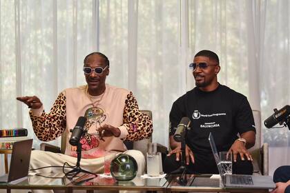 Snoop Dogg junto a Jamie Foxx en el podcast Rap Radar, donde promocionaron Day Shift, su más reciente película en Netflix
