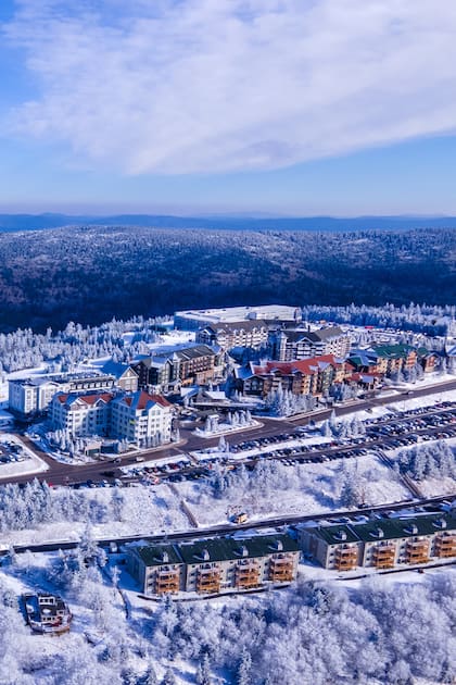 A diferencia de otras estaciones de esquí, la villa de Snowshoe, con hoteles y comercios, está en la cima de la montaña y no en la base