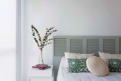 Sobe la cama, almohadones lisos (Everything) y estampado (Casa Idea).