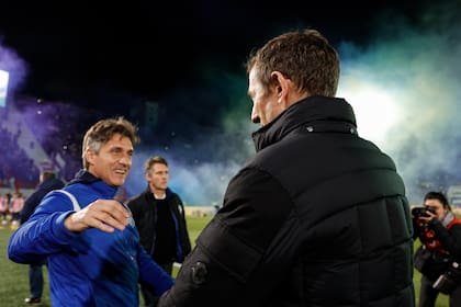 Sobraron las sonrisas y los chistes entre los Mellizos Barros Schelotto y Rodolfo Arruabarrena.