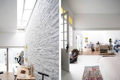 Sobre el área del living hay un cielo raso y un techo de chapa restaurado con una raja de luz que marca el lugar para una futura escalera. Toda la estructura está preparada para sostener una ampliación que abarcaría un baño y un dormitorio sobre la cocina y el living actuales.