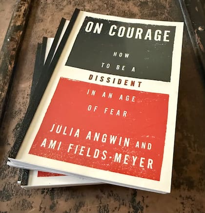 "Sobre el coraje: cómo ser un disidente en una era de miedo", el libro de Julia Andwin y Ami Fields-Meyer