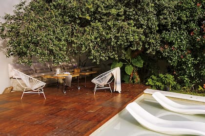 "Ubicamos el deck en una esquina del jardín, a la sombra de un ceibo que genera una pérgola natural, ideal para disfrutar las tardes".