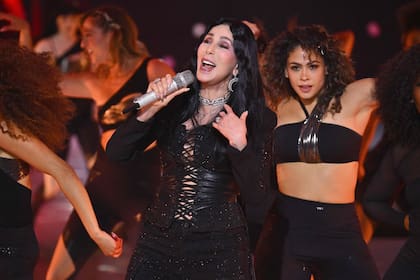 Sobre el escenario, Cher lució un corset negro de cuero y su clásica cabellera oscura. La acompañó una veintena de bailarines