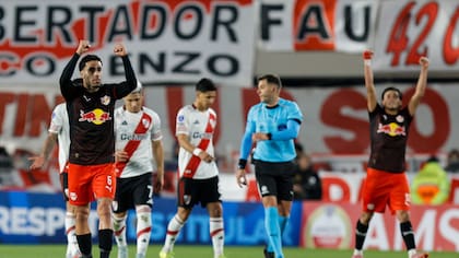 Sobre el final del primer tiempo, River sufrió el gol de Bragantino, que celebra en el Monumental por la Copa Sudamericana