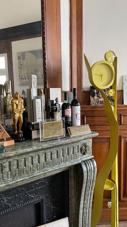 Sobre el hogar de mármol, premios que Testa recibió en vida y botellas de vino cuyas etiquetas llevan su trazo.