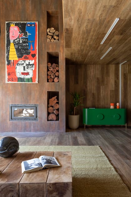 Sobre el mueble bajo color verde (Laly Lezcano), objetos decorativos (Familia:DDD).