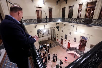 Sobre el patio interno que une las dos alas del edificio, se realizó un procedimiento denominado “decapado” de las paredes con el propósito de recuperar la secuencia de los colores originales y llegar a una tonalidad intermedia