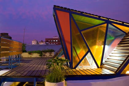 Sobre el piso y las diagonales colocaron decks que se usan como respaldo y reposera y además absorben parte del calor.