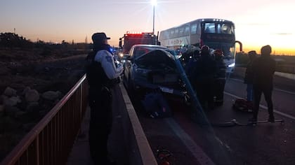 Sobre el puente del río Mendoza, Luján, se registró un siniestro vial con una camioneta Ford Ranger que chocó con un colectivo y luego con un guardarraíl