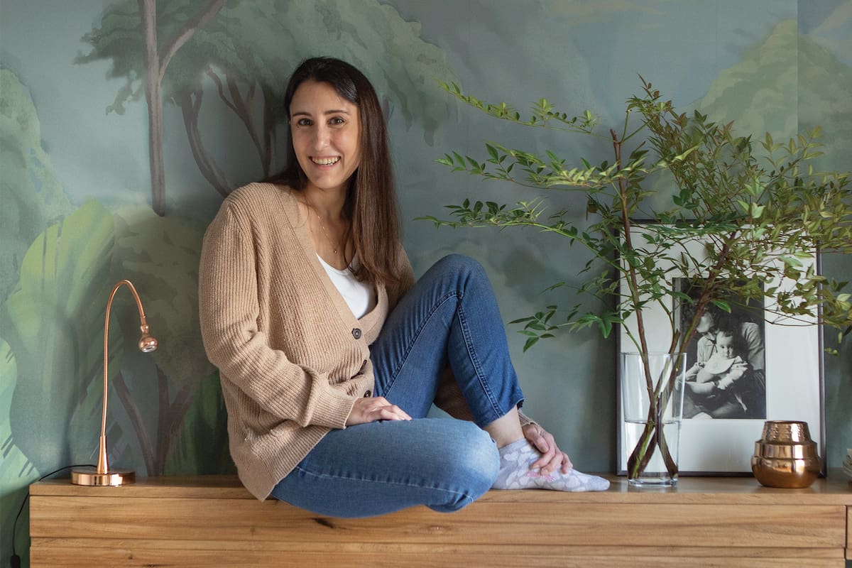 Sobre el respaldo de cama, un recuerdo enmarcado: Flor de bebé, en brazos de su papá, Luis. “La sacó el fotógrafo Anatole Saderman. Mi papá fue su discípulo”, cuenta Flor.