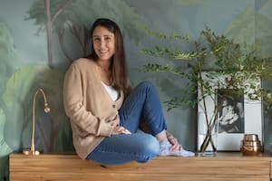 Sobre el respaldo de cama, un recuerdo enmarcado: Flor de bebé, en brazos de su papá, Luis. “La sacó el fotógrafo Anatole Saderman. Mi papá fue su discípulo”, cuenta Flor.