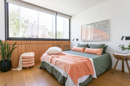 Sobre el respaldo, el cuadro de Tomás Rawski hecho a partir de pantones combina con la ropa de cama (Lote Propio).