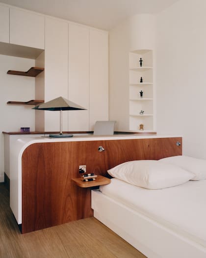 Sobre el respaldo una lámpara ‘Loft’ de Louise Roe.