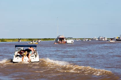Sobre el río San Antonio, cerca del cruce con el canal Vinculación, los yates y lanchas permanecen fondeados en busca de la tranquilidad que ofrece el lugar