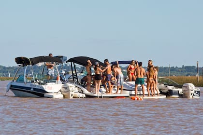 Sobre el río San Antonio, cerca del cruce con el canal Vinculación, los yates y lanchas permanecen fondeados en busca de la tranquilidad que ofrece el lugar