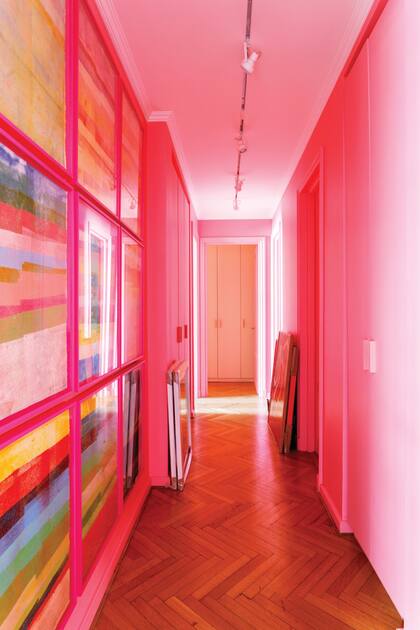 Sobre el rosa ‘SW 6857’ (Sherwin Williams), obras de Luisa Freixas enmarcadas a tono.