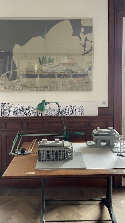 Sobre el tablero antiguo de la oficina, las maquetas de las dos obras más famosas del arquitecto: el Banco de Londres y la Biblioteca Nacional Argentina.