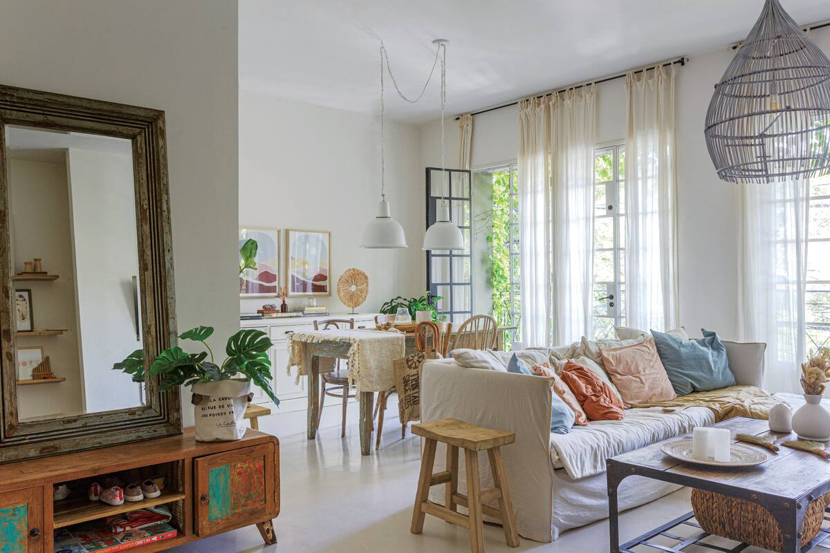 Sobre el vajillero (Lolo & Co), obras de (Mariu Riganti). Sillón y cortinas (Sol Deco). Estantes flotantes de kiri (Shimamotoart). Bolsa de yute (Benditas Manos).