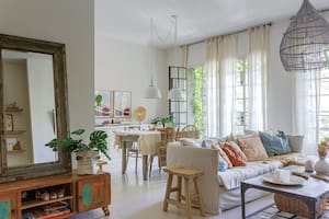 Sobre el vajillero (Lolo & Co), obras de (Mariu Riganti). Sillón y cortinas (Sol Deco). Estantes flotantes de kiri (Shimamotoart). Bolsa de yute (Benditas Manos).