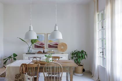 Sobre el vajillero (Lolo & Co), obras de Mariu Riganti. Mesa y sillas del comedor (Mercado de Pulgas).