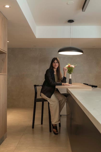 Sobre estas líneas, la arquitecta Melanie Sabra, a cargo de la reforma junto con su colega Marta Alau. En primer plano, la mesada en Purastone 'Statuarietto'.