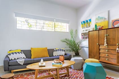 En el living, alfombra (Olivia D), mesa ratona de petiribí diseñada por Santiago y pufs geométricos en pana (Analía Espiga).