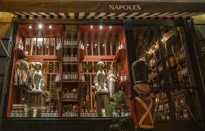 Sobre la avenida Caseros, en San Telmo, combina gastronomía italiana, bar y una impresionante colección de antigüedades en un enorme espacio que funcionó como antiguo depósito de carruajes de la familia Anchorena