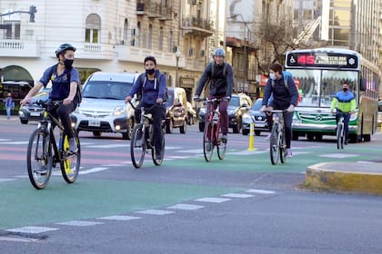 Sobre la avenida Córdoba también se instalaron bicisendas con el objetivo de ampliar la red de carriles exclusivos