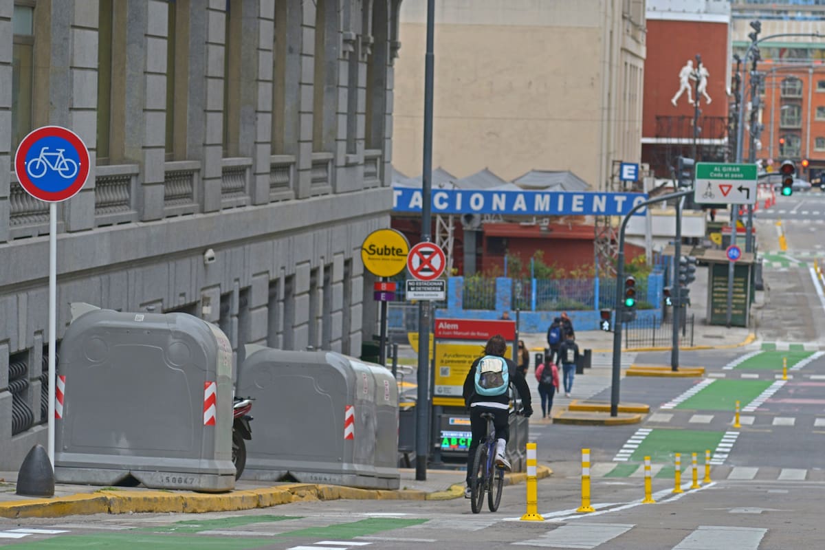 Sobre la avenida Corrientes también se instalaron bicisendas con el objetivo de ampliar la red de carriles exclusivos