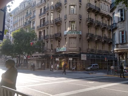 Sobre la Avenida de Mayo, una bandera advierte que "El Inadi no se cierra"