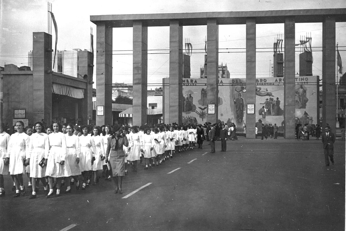 Sobre la Avenida Nueve de Julio se formaban los alumnos a la salida de la exposición. En el mural del fondo se indica que es la Primera Feria del Libro Argentino,