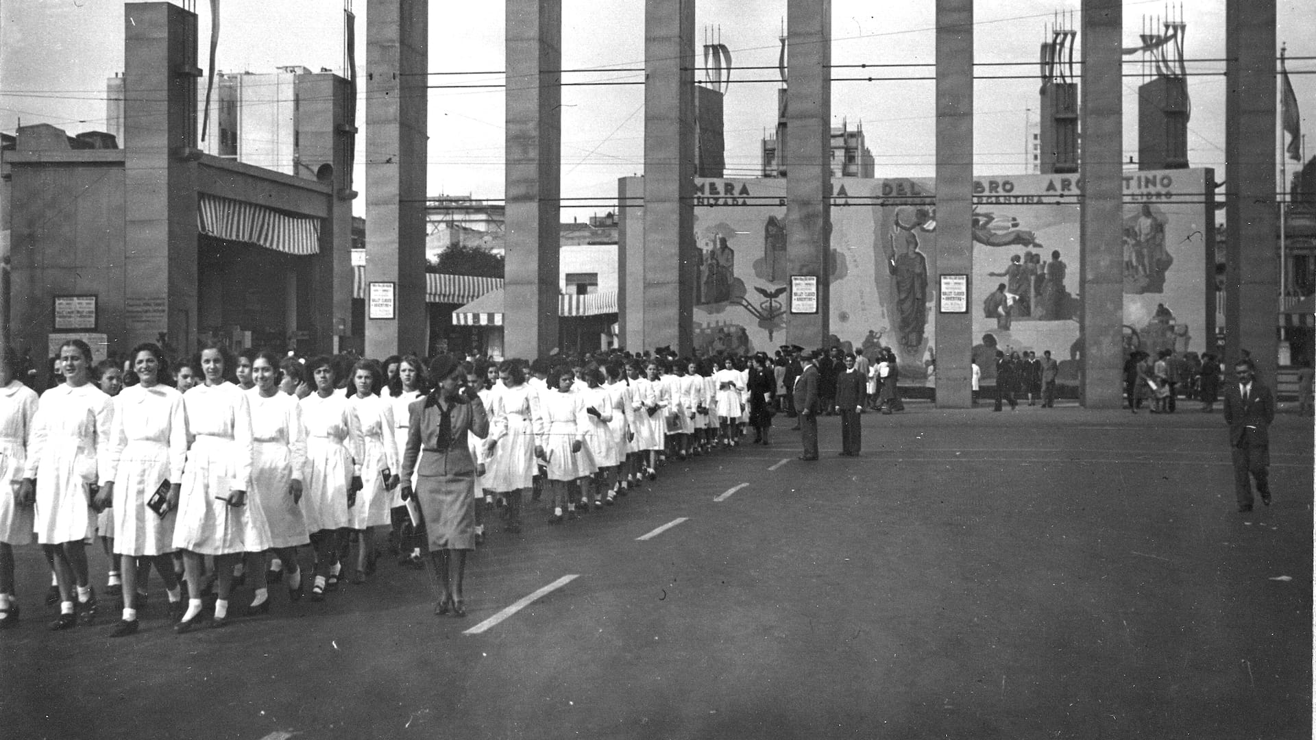 Sobre la Avenida Nueve de Julio se formaban los alumnos a la salida de la exposición. En el mural del fondo se indica que es la Primera Feria del Libro Argentino,