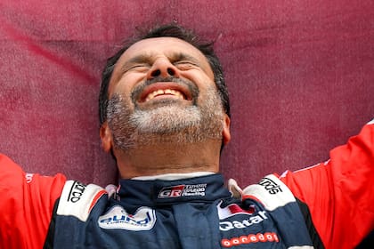 Sobre la bandera de Qatar, el desahogo de Nasser Al Attiyah al ganar el Rally Dakar 2023; en Arabia Saudita, el príncipe conquistó por quinta vez el Touareg