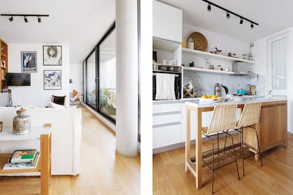 Sobre la pared de placa de yeso que divide parcialmente el living del escritorio, colgaron la tele, pero la rodearon de cuadros y pósters para que se mimetice con ellos. Barra de madera y Carrara con banquetas (todo de Lacroze Design Studio).