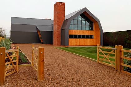 Sobre la base de un granero, una pareja gastó 820.000 dólares en la remodelación de su casa. Todo, inspirado en el tipo de construcción holandés