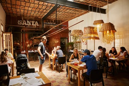 Sobre la calle Ávalos, la propuesta gastronómica Santa Inés es una de las más convocantes