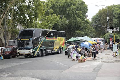 Sobre la calle Carlos H. Perette fue creciendo una feria donde se venden todo tipo de objetos usados