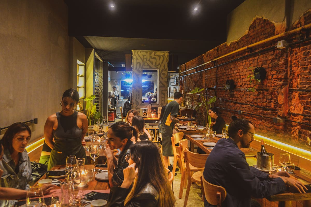Sobre la calle Crámer, DiezTreinta es un listening bar de sabores variados