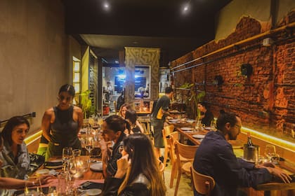 Sobre la calle Crámer, DiezTreinta es un listening bar de sabores variados