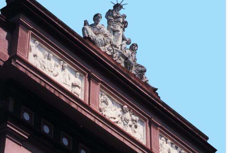 Sobre la calle Gascón, un grupo escultórico y una serie de bajorrelieves cubren el frontis del edificio del HIBA.
