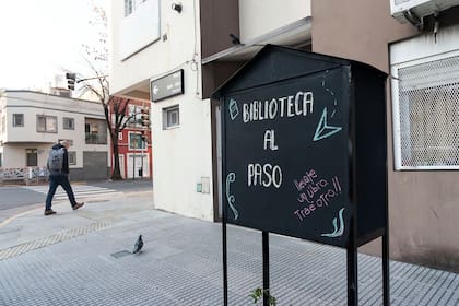 Sobre la calle Maza, a pocos metros de Pavón, una vecina inauguró una biblioteca al paso hace apenas un mes