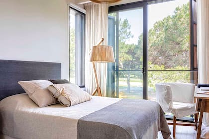 En el dormitorio de Joaquín (12), cama grande (Sin Almidón) con almohadones en tonos neutros (Rancho). Lámpara de pie en yute (Omniluz) y silla ‘Gervasoni’ (Casa Cinco).