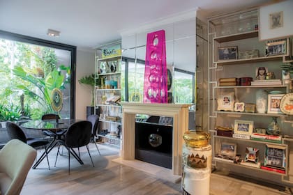 Sobre la chimenea, un acrílico fucsia de Rogelio Polesello funciona como punto focal del livin. “En general, los que me llaman para trabajar en sus casas me conocen y saben que yo decoro de manera muy libre y con un plus narrativo”, cuenta nuestra entrevistada.