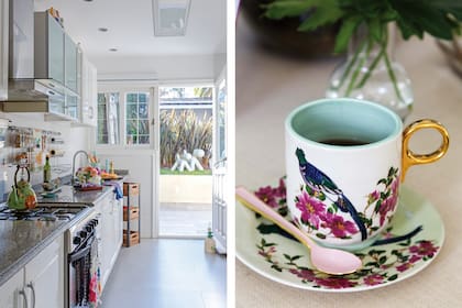 Sobre la cocina, pava de loza pintada (Anthropologie) y arreglo floral (Petite Margot). La tacita de Anthropologie, souvenir obligado de toda viajera deco.