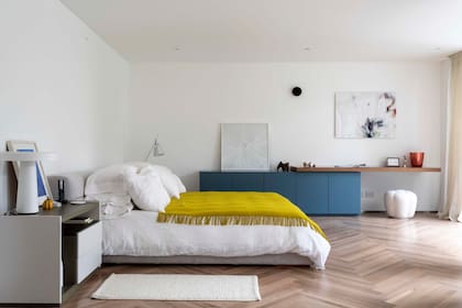 Sobre la cómoda azul (Azcuy por Indelama), obra de Joaquín Julia. Colgada, pintura de Inés White. Banco blanco (Roche Bobois). Alfombra (Elementos Argentinos).